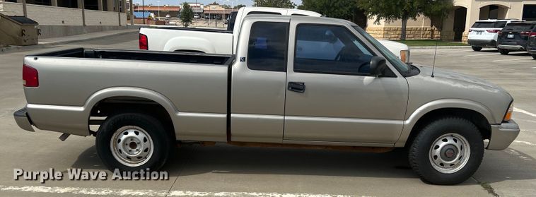 image for item DO8749 2002 GMC Sonoma  Ext. Cab pickup truck