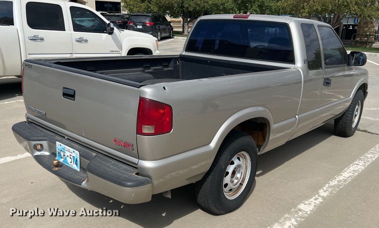 image for item DO8749 2002 GMC Sonoma  Ext. Cab pickup truck