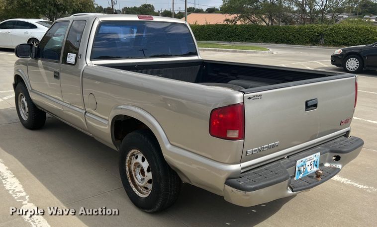 image for item DO8749 2002 GMC Sonoma  Ext. Cab pickup truck