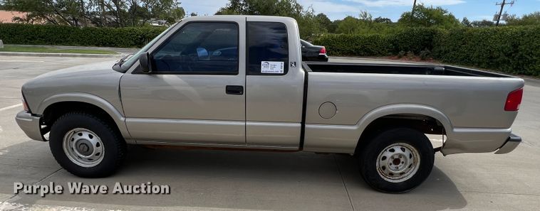 image for item DO8749 2002 GMC Sonoma  Ext. Cab pickup truck