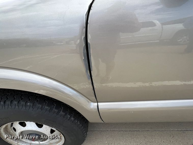 image for item DO8749 2002 GMC Sonoma  Ext. Cab pickup truck