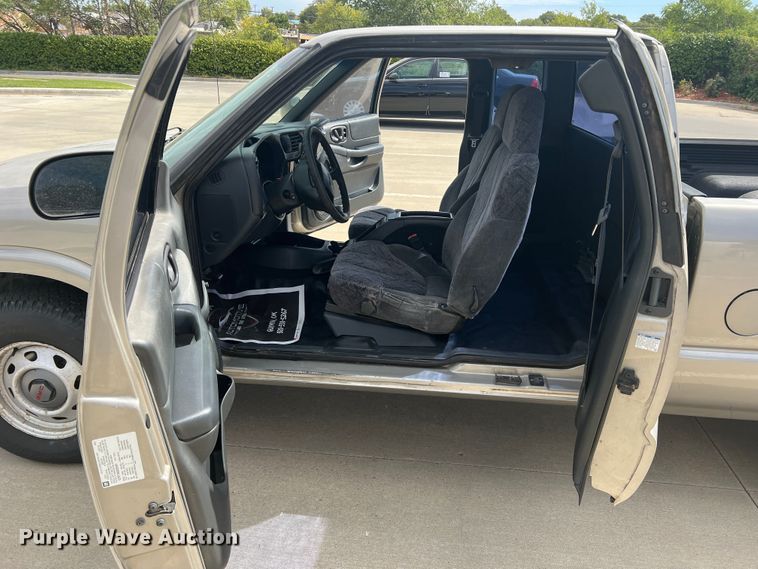 image for item DO8749 2002 GMC Sonoma  Ext. Cab pickup truck