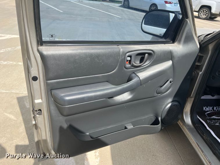 image for item DO8749 2002 GMC Sonoma  Ext. Cab pickup truck