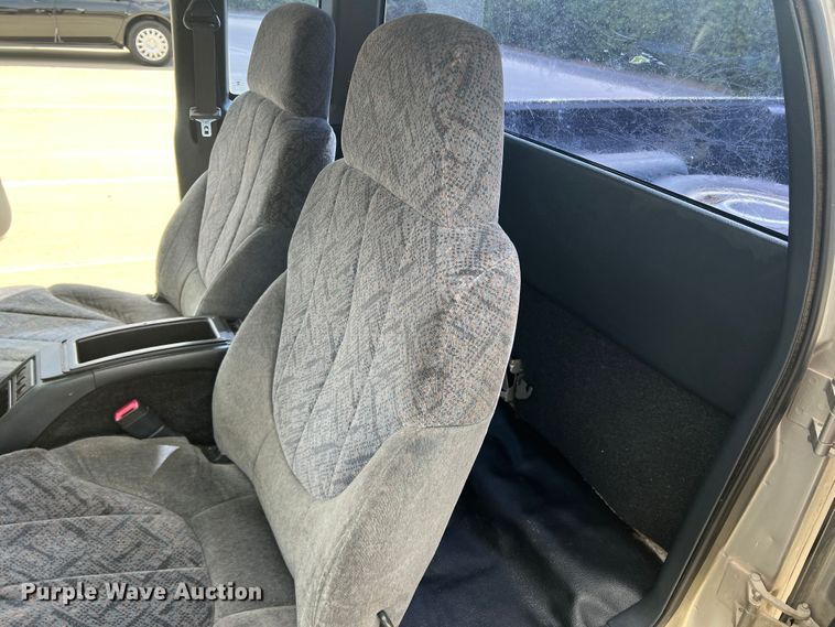 image for item DO8749 2002 GMC Sonoma  Ext. Cab pickup truck