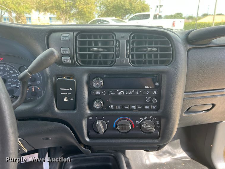 image for item DO8749 2002 GMC Sonoma  Ext. Cab pickup truck