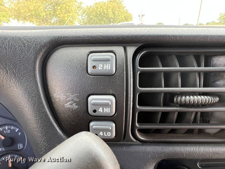 image for item DO8749 2002 GMC Sonoma  Ext. Cab pickup truck