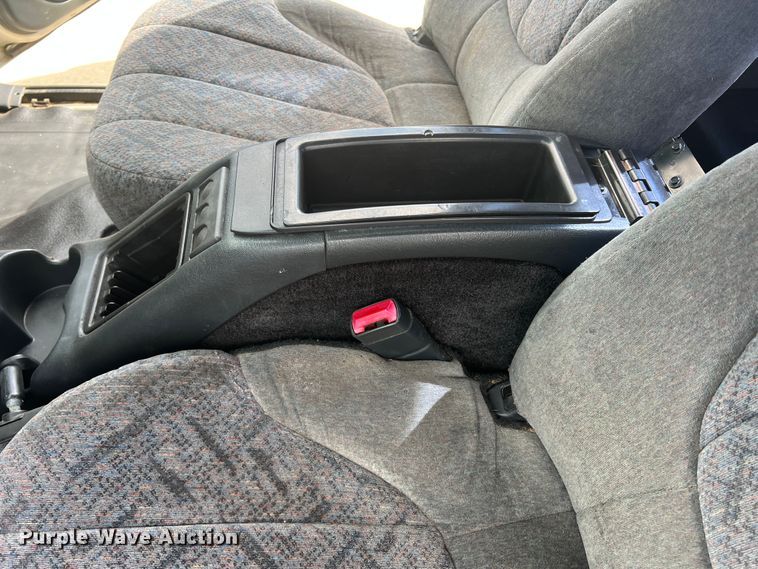 image for item DO8749 2002 GMC Sonoma  Ext. Cab pickup truck