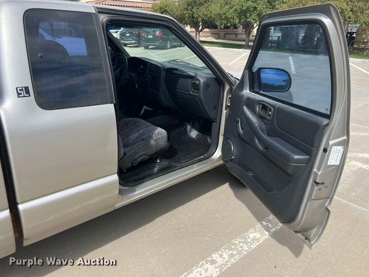 image for item DO8749 2002 GMC Sonoma  Ext. Cab pickup truck