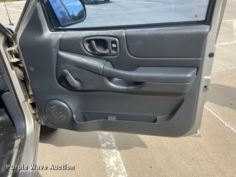 image for item DO8749 2002 GMC Sonoma  Ext. Cab pickup truck