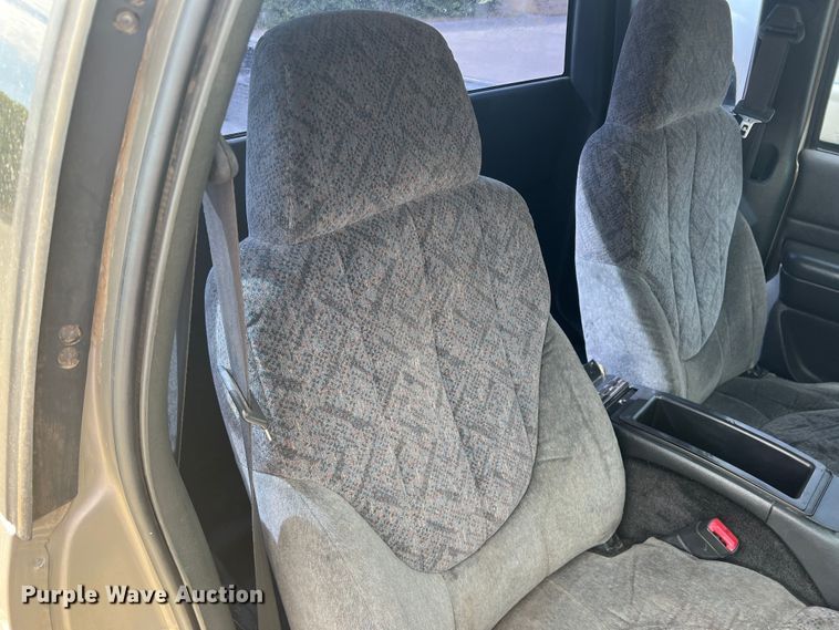 image for item DO8749 2002 GMC Sonoma  Ext. Cab pickup truck