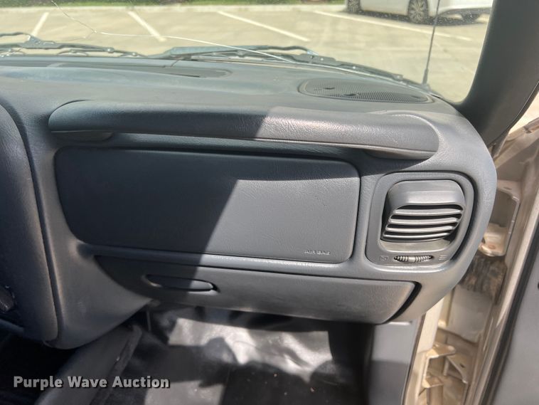 image for item DO8749 2002 GMC Sonoma  Ext. Cab pickup truck