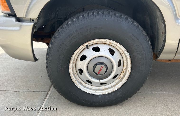 image for item DO8749 2002 GMC Sonoma  Ext. Cab pickup truck