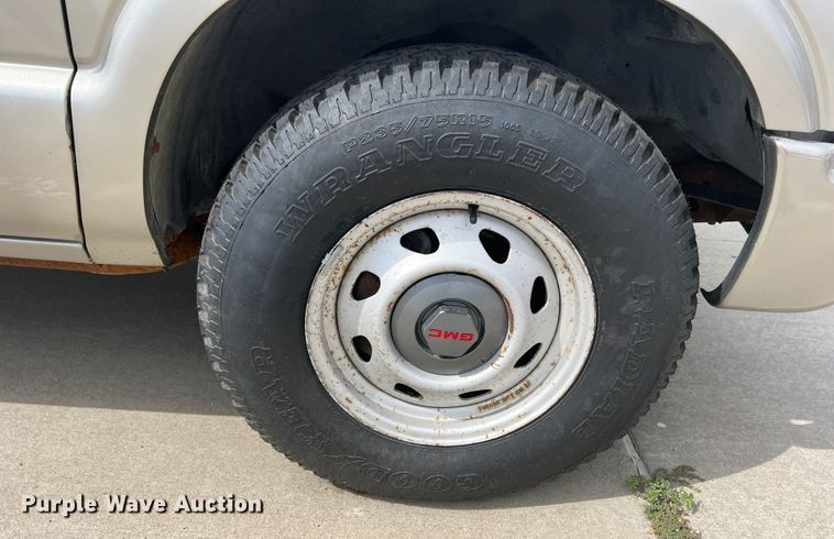 image for item DO8749 2002 GMC Sonoma  Ext. Cab pickup truck