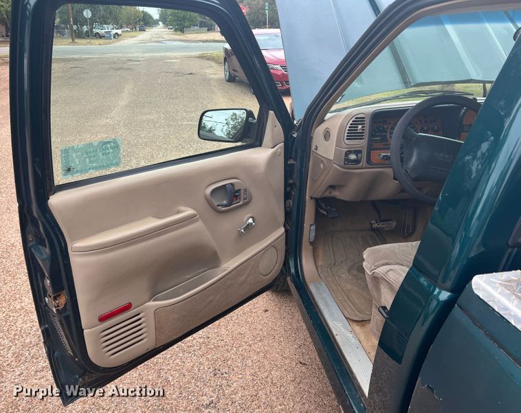 image for item DO8805 1995 GMC Sierra C1500  pickup truck