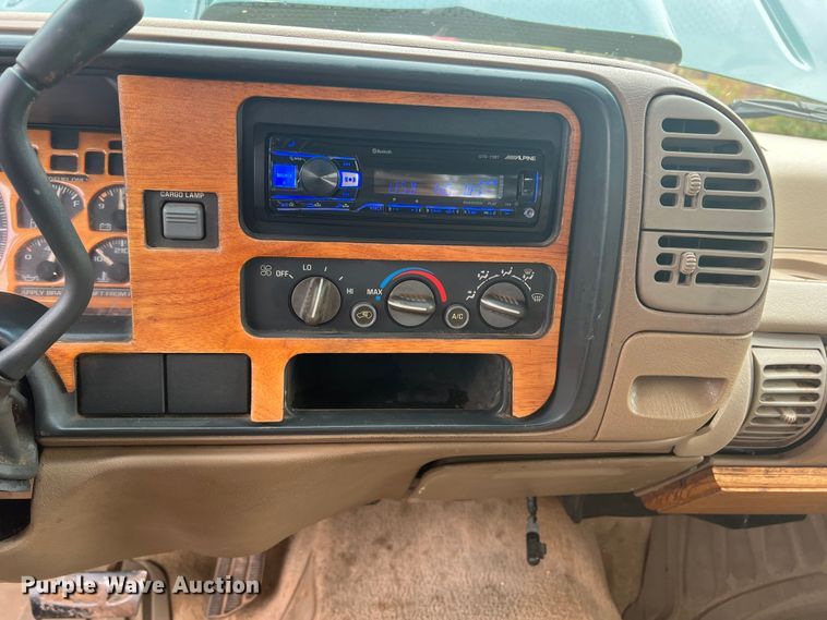 image for item DO8805 1995 GMC Sierra C1500  pickup truck