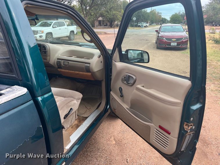 image for item DO8805 1995 GMC Sierra C1500  pickup truck