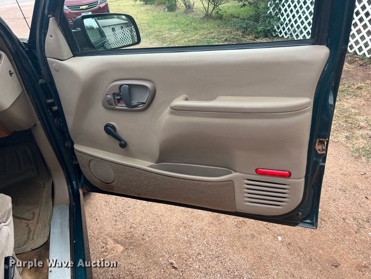 image for item DO8805 1995 GMC Sierra C1500  pickup truck