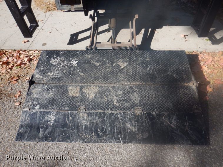 image for item DP0398 2001 GMC W4500  box truck