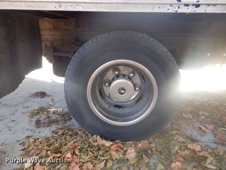 image for item DP0398 2001 GMC W4500  box truck