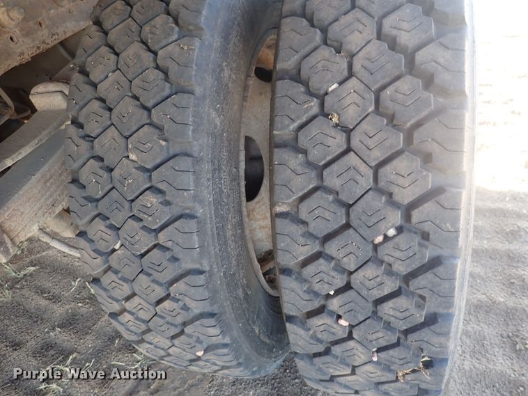 image for item DQ3021 2005 Ford F450 Super Duty XL  flatbed truck