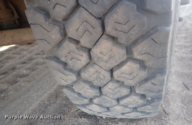 image for item DQ3021 2005 Ford F450 Super Duty XL  flatbed truck