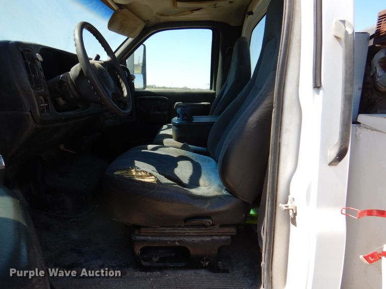 image for item DR2074 2005 Chevrolet C5500  utility / service truck
