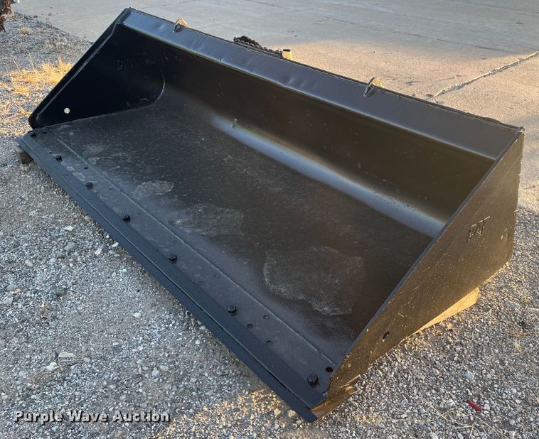 Caterpillar skid steer bucket in Saint Joseph, MO Item DR7284 sold