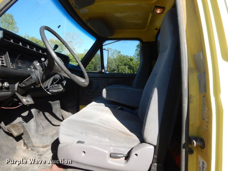 image for item HF9394 1994 Ford F700  box truck