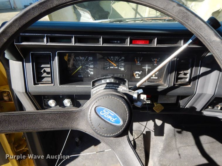 image for item HF9394 1994 Ford F700  box truck