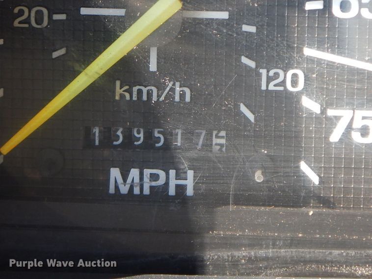 image for item HF9394 1994 Ford F700  box truck