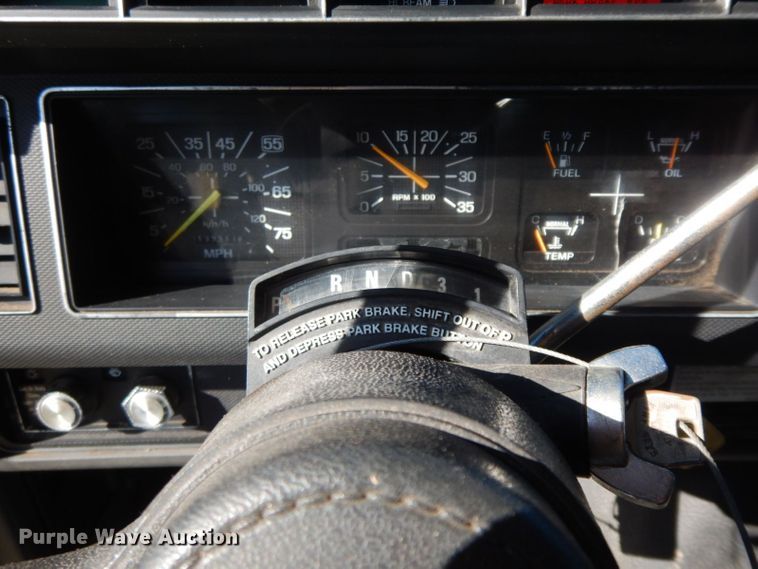 image for item HF9394 1994 Ford F700  box truck