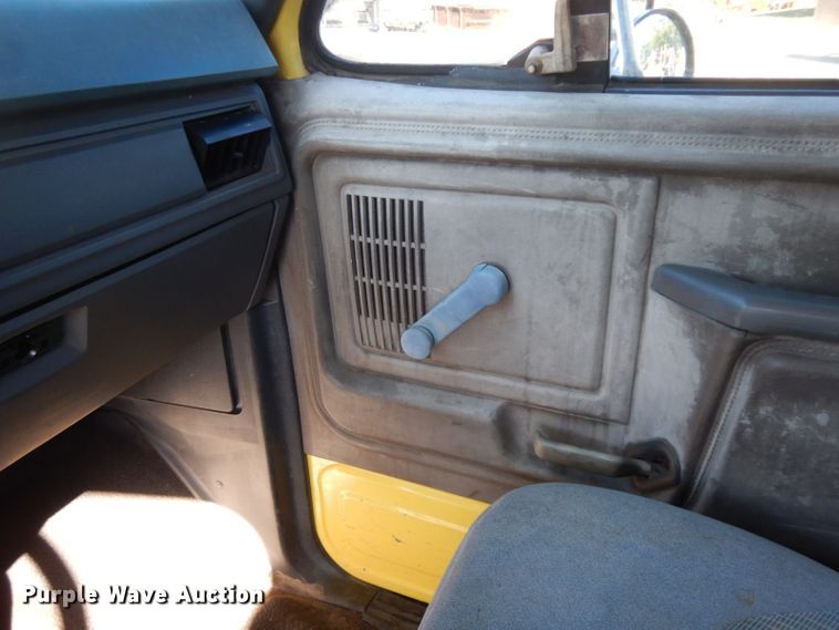 image for item HF9394 1994 Ford F700  box truck