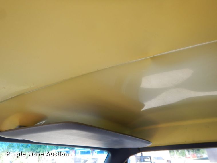 image for item HF9394 1994 Ford F700  box truck