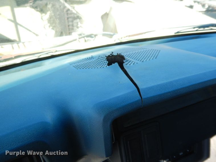 image for item HF9394 1994 Ford F700  box truck