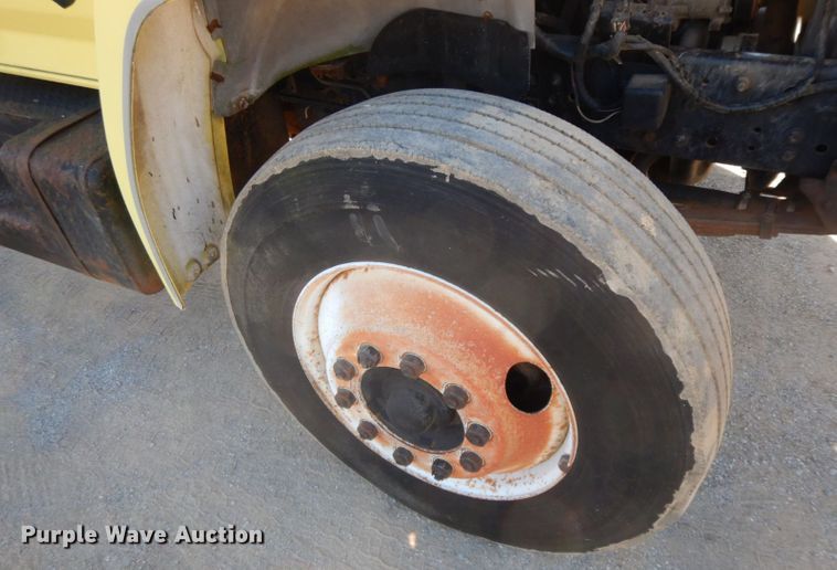 image for item HF9394 1994 Ford F700  box truck