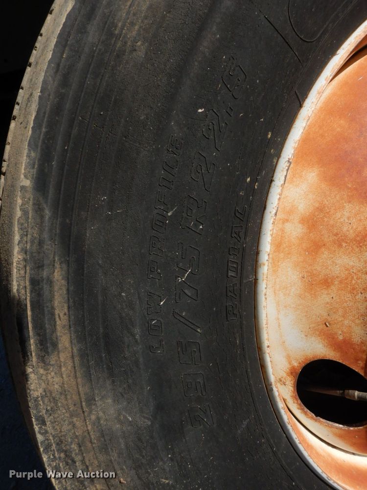 image for item HF9394 1994 Ford F700  box truck