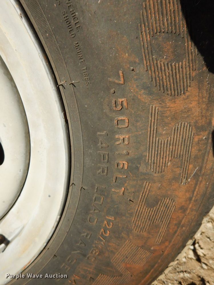 image for item HF9403 2006 Interstate LRD7  enclosed cargo trailer