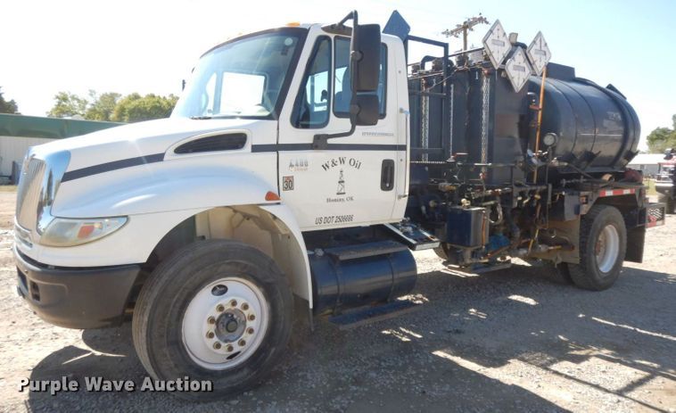 image for item HF9423 2006 International 4400  well treatment truck