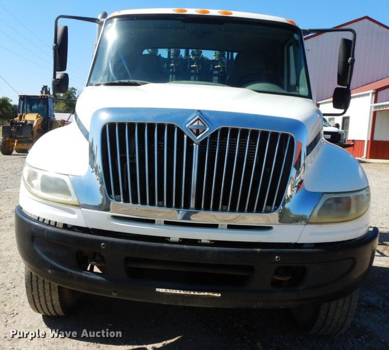 image for item HF9423 2006 International 4400  well treatment truck