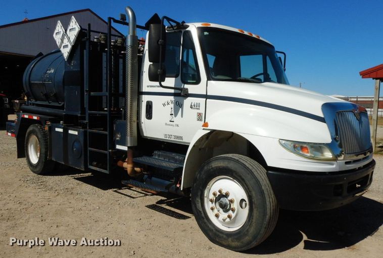 image for item HF9423 2006 International 4400  well treatment truck