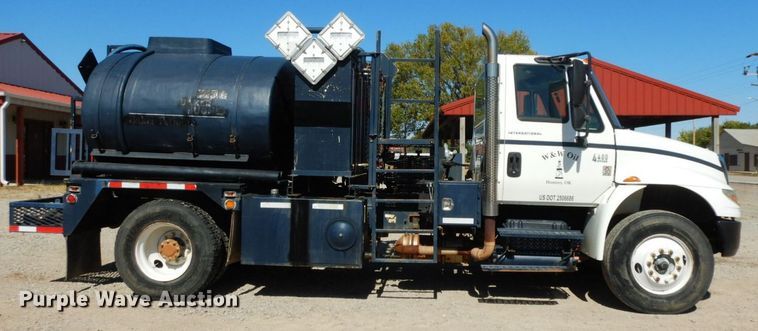 image for item HF9423 2006 International 4400  well treatment truck