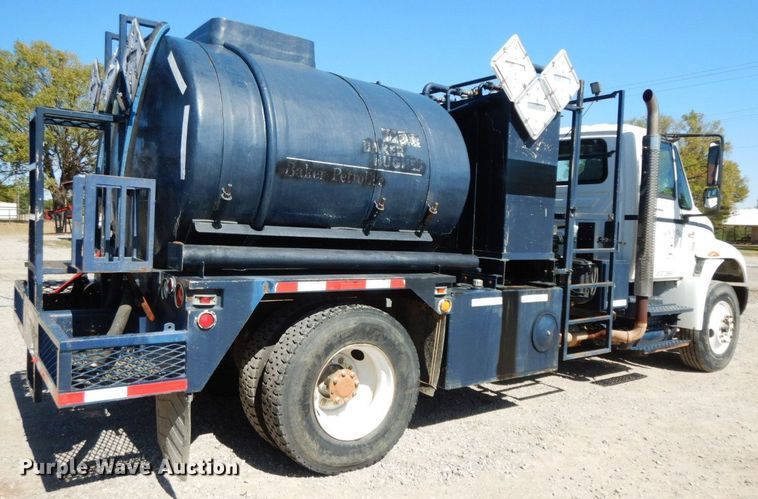 image for item HF9423 2006 International 4400  well treatment truck