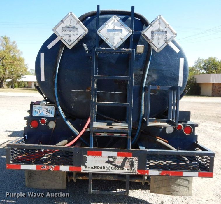 image for item HF9423 2006 International 4400  well treatment truck