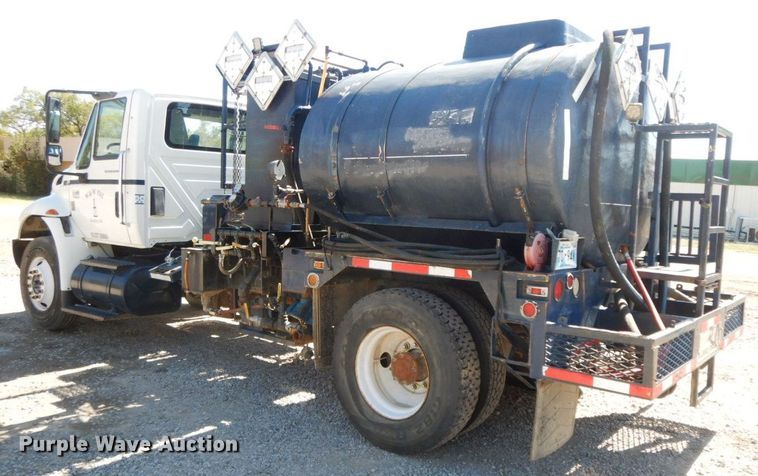 image for item HF9423 2006 International 4400  well treatment truck