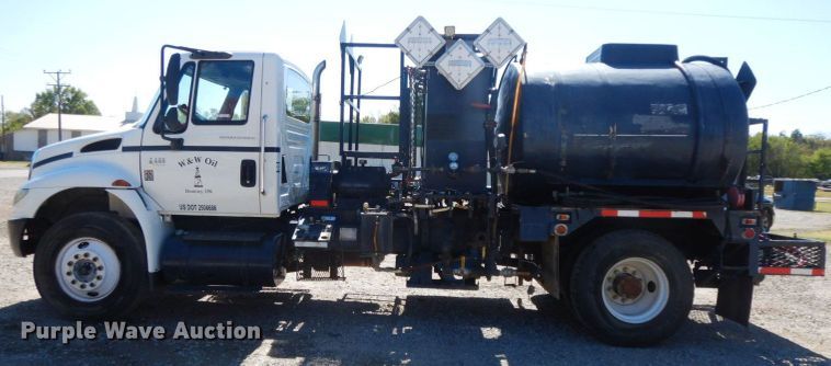 image for item HF9423 2006 International 4400  well treatment truck