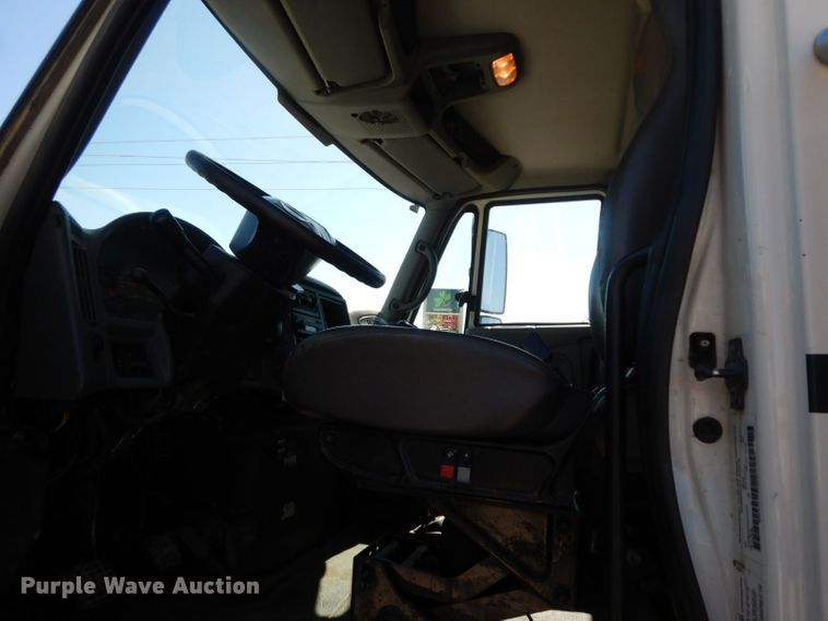 image for item HF9423 2006 International 4400  well treatment truck