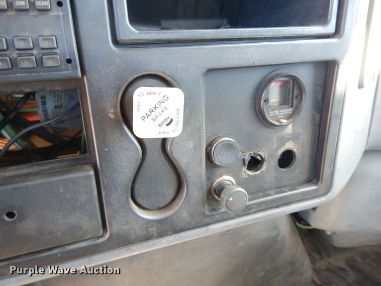 image for item HF9423 2006 International 4400  well treatment truck