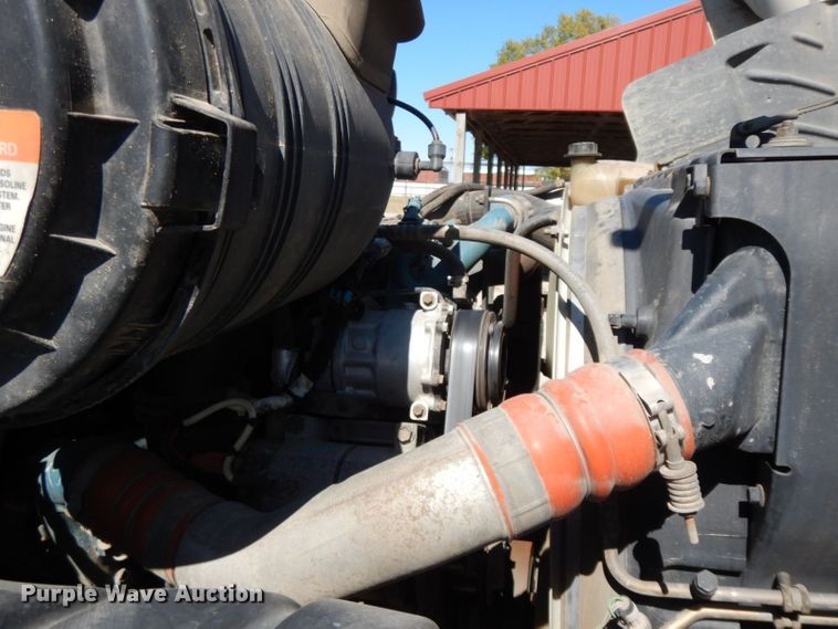 image for item HF9423 2006 International 4400  well treatment truck