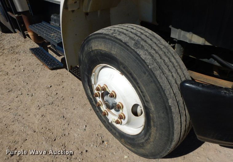 image for item HF9423 2006 International 4400  well treatment truck