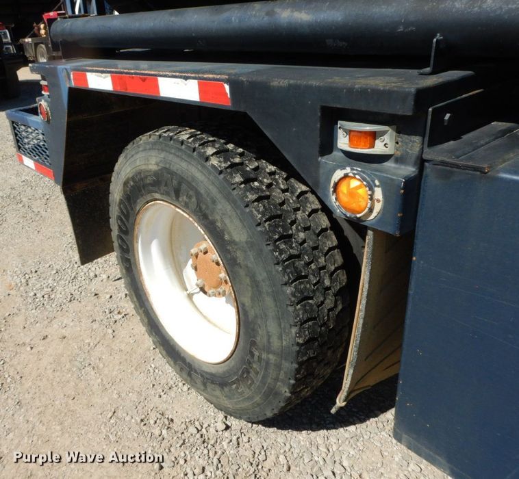 image for item HF9423 2006 International 4400  well treatment truck